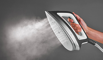 L'image montre la puissance de la vapeur du Polti Vaporella Instant, s'échappant de sa semelle.