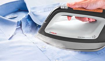 L'image montre la semelle du fer Polti Vaporella Instant sur une chemise.
