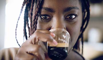 una ragazza che beve del caffè