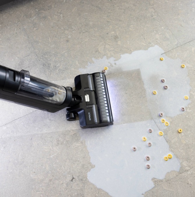 une personne qui nettoie le sol pour enlever les grains de céréales et le lait