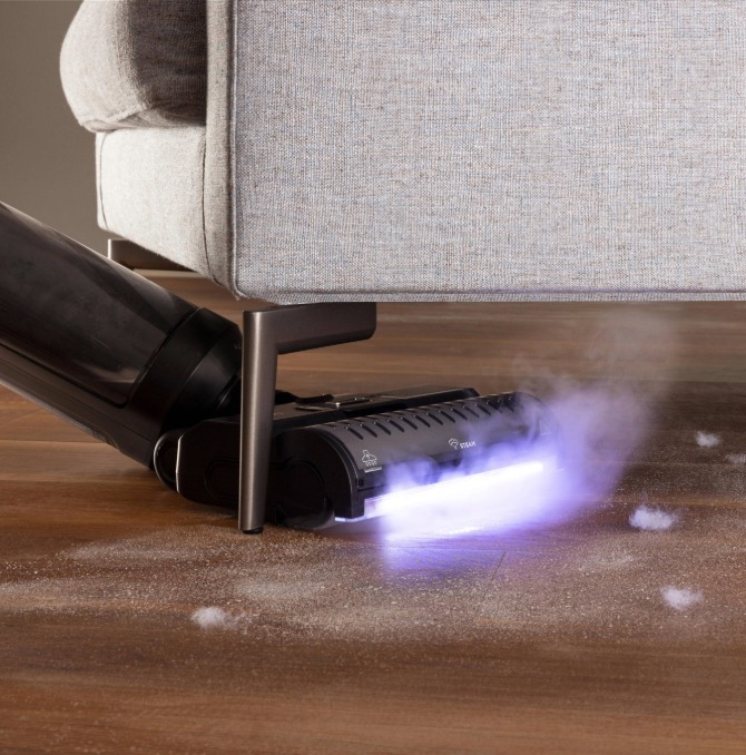 Le Polti Rollysteam nettoie sous un canapé