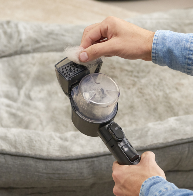 un homme nettoyant la buse d'un nettoyeur à vapeur