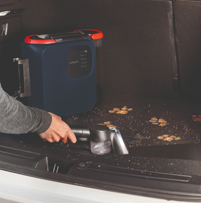 une personne nettoyant le garage