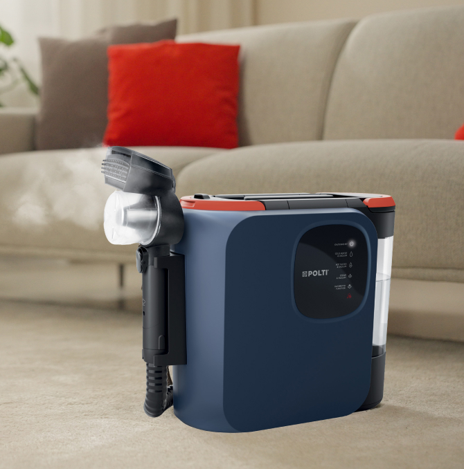 Nettoyant pour taches Polti StainOver près d'un canapé