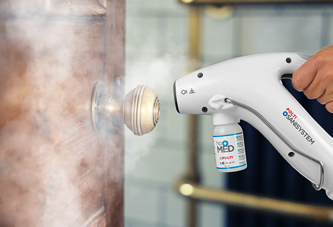 Désinfection d'une poignée de porte avec la vapeur Polti