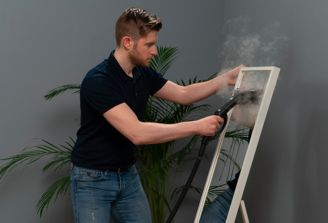 Polti nettoyage à la vapeur d'un mirroir