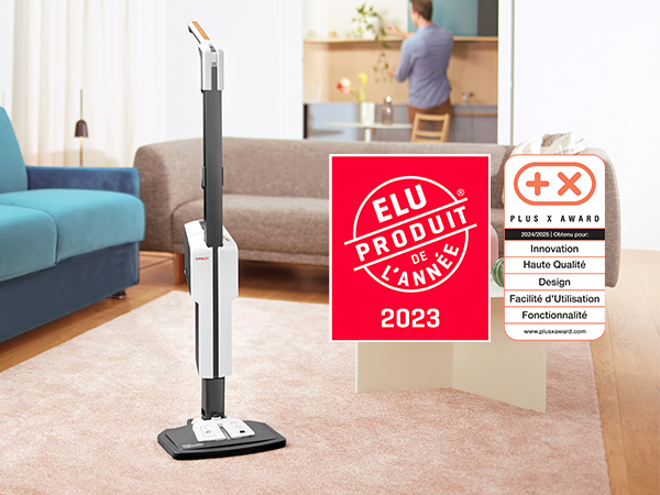 L'image montre Polti Vaporetto Style en mode nettoyeur vapeur portable utilisé sur des coussins en tissu