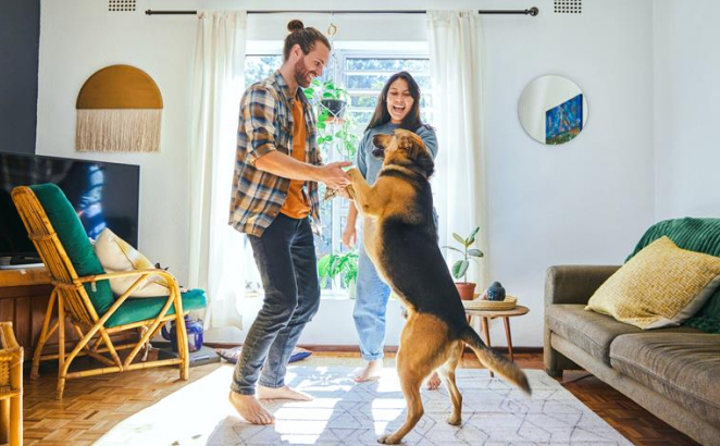 La photo montre une famille heureuse en train de danser