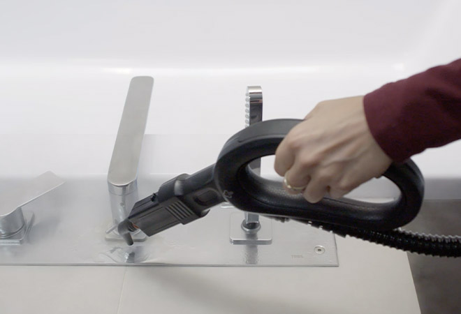 Avantages des produits Polti: nettoyage vapeur d'un robinet